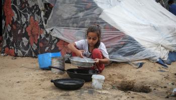 فتاة فلسطينية تنقي المياه في رفح الفلسطينية