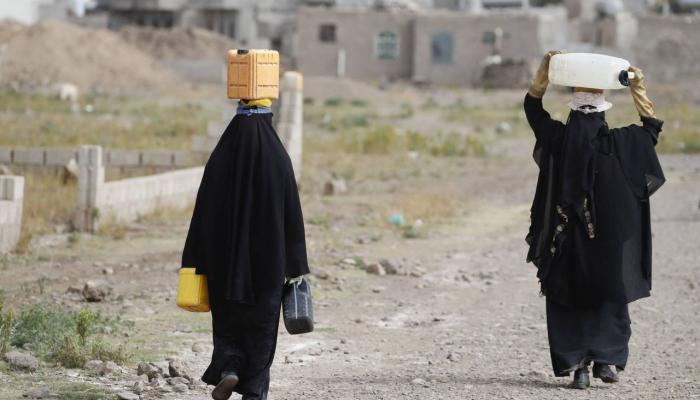 سيدتان يمنيتان تجلبان المياه - أرشيفية