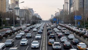 سيارات صينية على طريق في العاصمة بكين