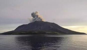 ثوران البركان في إندونيسيا