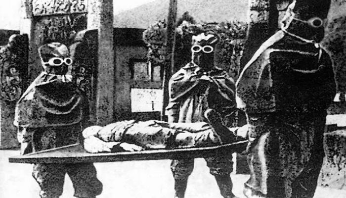 أعضاء من الوحدة 731 اليابانية خلال نقل أحد المرضى