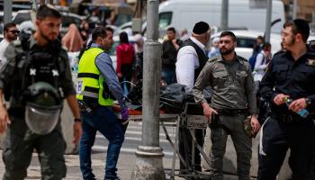 جنود إسرائيليون في موقع حادث الطعن - رويترز