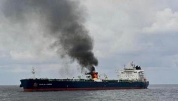 سفينة تحترق بعد هجوم حوثي - أرشيفية