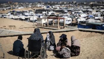  نازحات فلسطينيات على الكثبان الرملية في مخيم غرب رفح