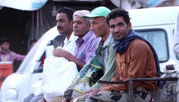 عمال يمنيون على رصيف البطالة