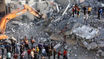 أعمال بحث عن جثث تحت أنقاض منازل دمرها القصف الإسرائيلي بغزة