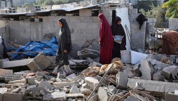 فلسطينيات يتفقدن الدمار في غزة
