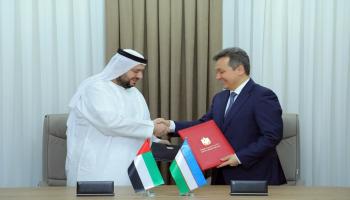وزير الاستثمار الإماراتي ونظيره الأوزبكستاني أثناء تبادل المذكرة الاستثمارية