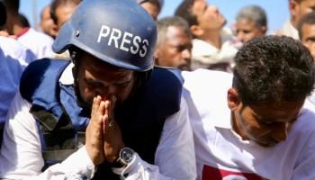 صحفي يمني يبكي بعد مقتل زميله بقصف حوثي - أرشيفية