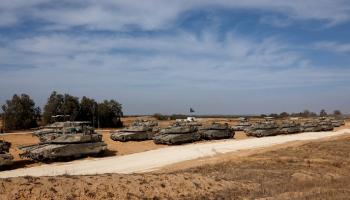 دبابات إسرائيلية على الحدود مع قطاع غزة - رويترز