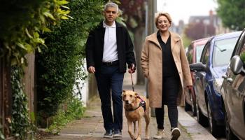عمدة لندن صادق خان وزوجته مع كلبتهما خارج مركز اقتراع