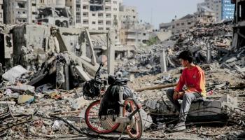 طفل فلسطيني قرب ركام المنازل المدمرة بغزة