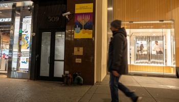 رجل يمر أمام معبد يهودي مغلق بنيويورك - رويترز