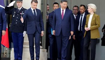 الرئيس الصيني يتوسط ماكرون وأورسولا فون دير لاين - أ.ف.ب