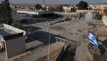 دبابة إسرائيلية في الجانب الفلسطيني من معبر رفح - رويترز