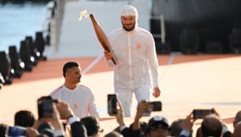 Le rappeur Jul a allumé le chaudron olympique à Marseille