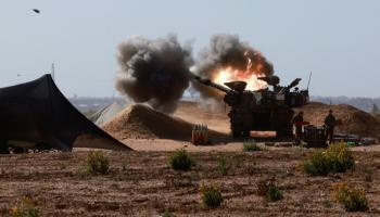 آلية عسكرية إسرائيلية تقصف غزة - رويترز