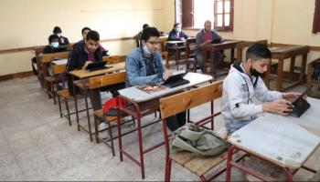 طلاب الثانوية العامة يؤدون الامتحانات في مصر