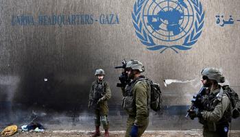 جنود إسرائيليون أمام مقر الأونروا بغزة - رويترز