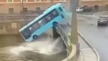 Vidéo - Un bus tombe dans une rivière à Saint-Pétersbourg