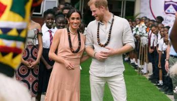 Vidéo - Le prince Harry et Meghan Markle reçus comme des stars au Nigeria