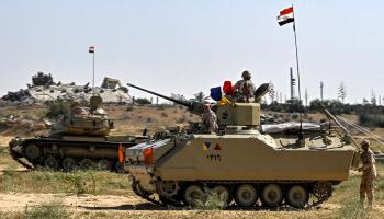 آليات تابعة للجيش المصري على الجانب المصري من معبر رفح 