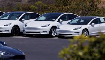 سيارات تسلا الكهربائية معروضة في كاليفورنيا - رويترز