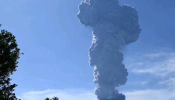 Éruption massive du volcan Mont Ibu en Indonésie (Vidéo)