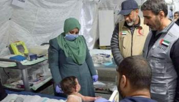 الكادر الطبي مع طفلة مصابة بالمستشفى الميداني الإماراتي