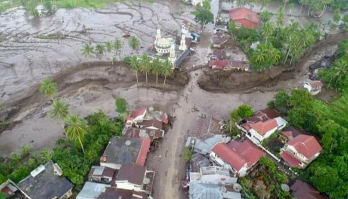 فيضانات تجتاح سومطرة