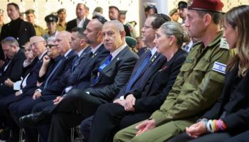 بنيامين نتنياهو وسط قادة إسرائيليين