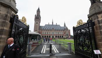 بوابة المحكمة قبل جلسة الاستماع