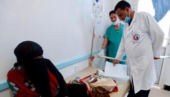 طبيب يمني يعاين أحد الأطفال المصابين بالكوليرا في البلاد- أرشيفية