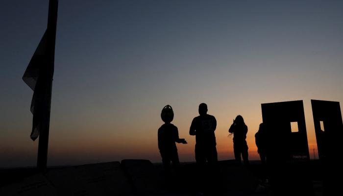 أشخاص ينظرون لغزة من سديروت