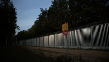 سياج على الحدود بين بولندا وبيلاروسيا