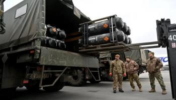جنود أوكرانيون يقومون بتحميل صواريخ جافلين الأمريكية