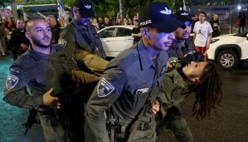 الشرطة تعتقل إحدى المتظاهرات