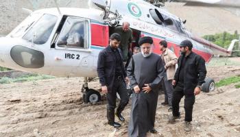 Vidéo : des sauveteurs tentent de localiser le site du crash des hélicoptères du président iranien Raisi