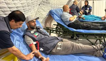 طاقم المستشفى الميداني الإماراتي يتبرع بالدم للمصابين الفلسطينيين