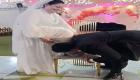 مصري يقبّل قدم عروسه السورية.. ويقدّم الشبكة بشكل غريب (فيديو)