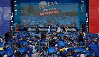 زعيم حزب المعارضة الرئيسي في جنوب أفريقيا يلوح لأنصاره