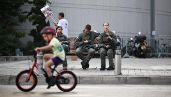 جنود إسرائيليون في تل أبيب - رويترز