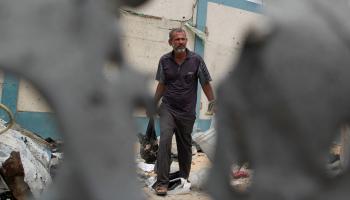 فلسطيني يتفقد خيمته عقب غارة إسرائيلية على رفح