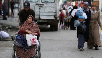 نازحو رفح يفرون من القصف