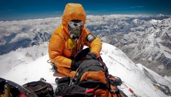 Exploit sans précédent : Un alpiniste népalais atteint trois fois le sommet de l'Everest en huit jours