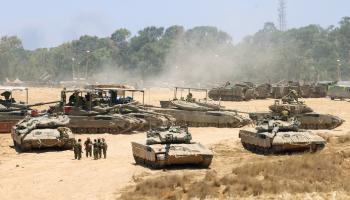 دبابات الجيش الإسرائيلي تنتشر في منطقة على الحدود الجنوبية لإسرائيل مع غزة