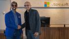 طحنون بن زايد يلتقي رئيس «مايكروسوفت» لتعزيز التعاون في التكنولوجيا المتقدمة