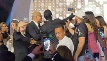 عمرو دياب قبل صفع المعجب