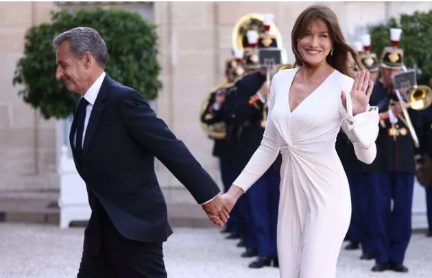 Nicolas Sarkozy (qui ne veut certainement pas passer à côté des œufs mayo et presse le pas) et Carla Bruni