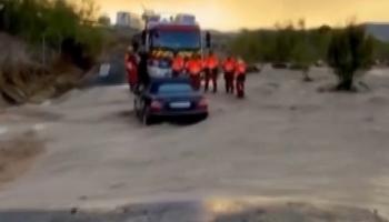 Inondations en Espagne : Sauvetage insolite d'un conducteur
